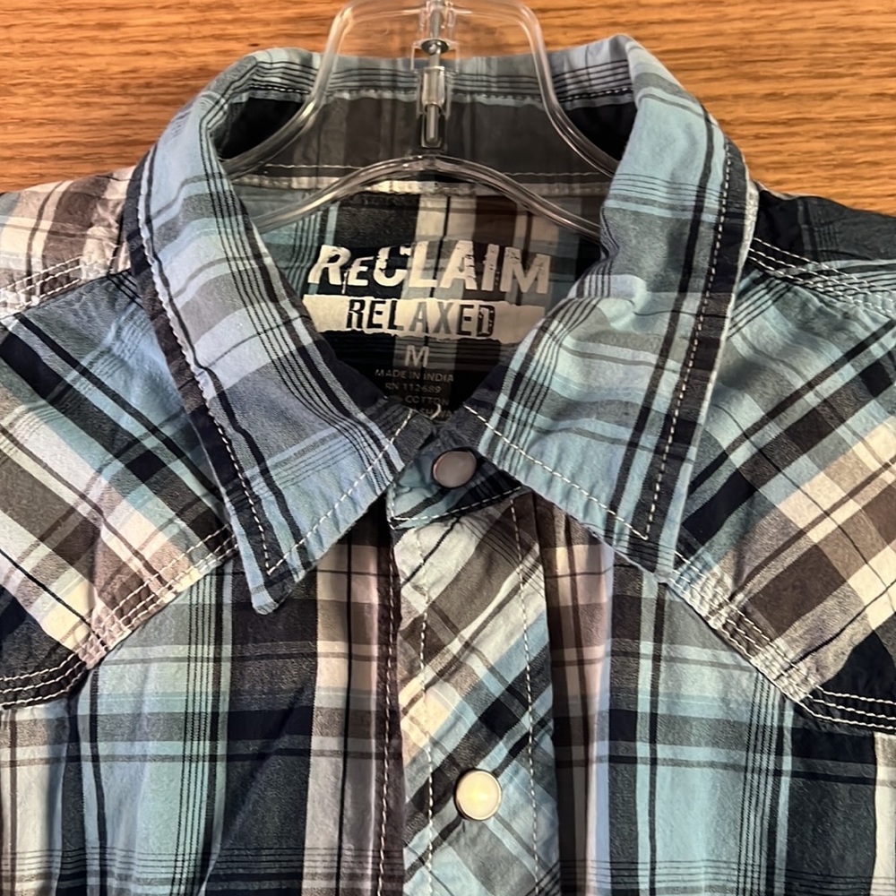 Size medium button down top - Picture 4 of 7